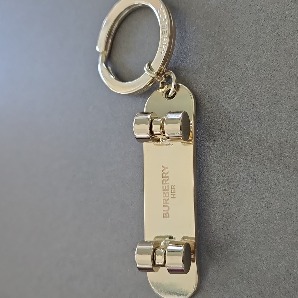 New Burberry Skateboard Keyring Gold W/ BURBERRY Her Logo Keychain Keyring - Picture 9 of 12